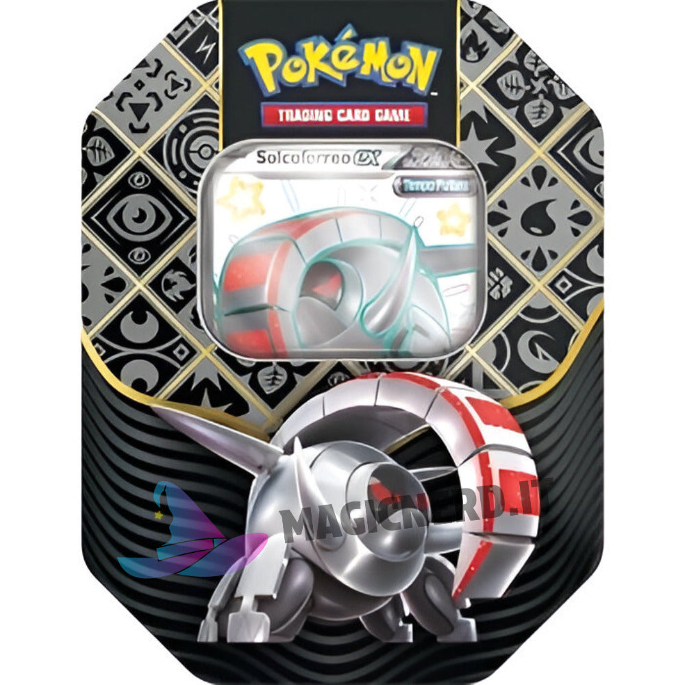 Tin da Collezione Destino di Paldea di Solcoferreo ex in lingua italiana, la cui tin è di colori grigio e nero con raffigurato sopra Solcoferreo shiny